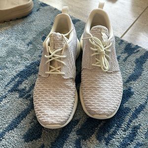 Nike Roshe Tennis Shoe